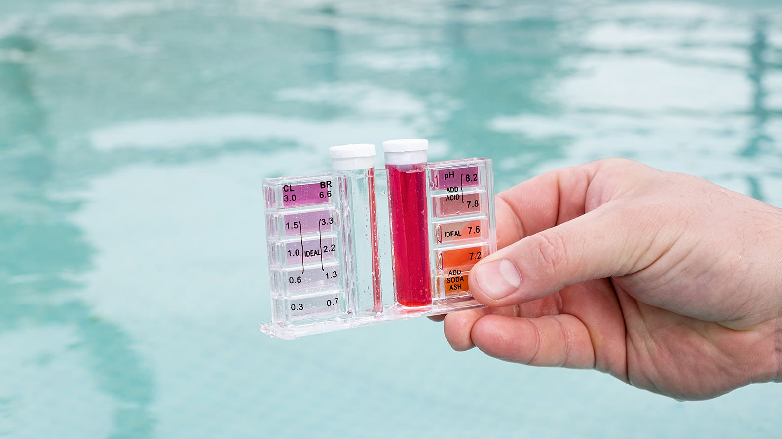 PH and chlorine analysis kit for swimming pools. Liquid chlorine and PH meter for swimming pools.